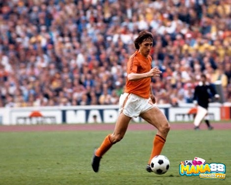 Johan Cruyff tham gia câu lạc bộ Ajax vào năm ông 10 tuổi