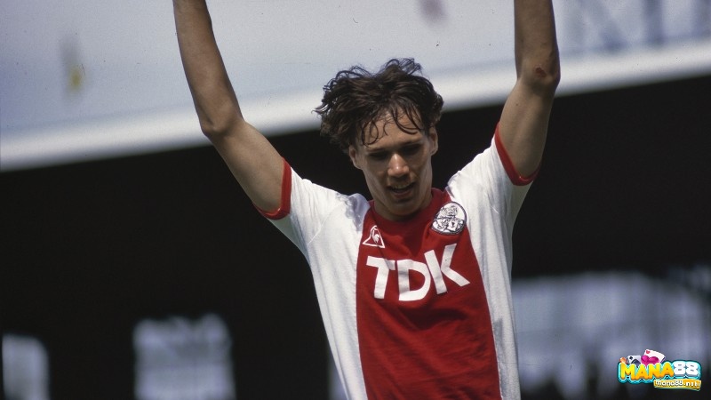 Marco Van Basten gia nhập Ajax Amsterdam khi mới 16 tuổi