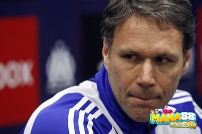 Van Basten trở thành HLV trưởng của Ajax Amsterdam năm 2008