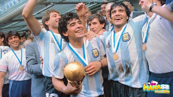 Maradona cùng các đồng đội ăn mừng chức vô địch World Cup