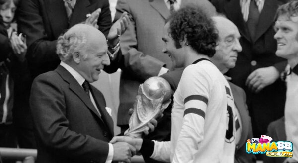 Beckenbauer nâng cao chiếc cúp vô địch World Cup