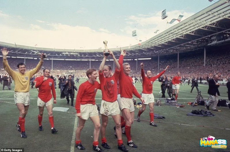 Charlton cùng Anh nâng cúp vô địch World Cup 1966