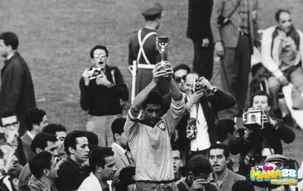  Garrincha nâng cao chiếc cúp vô địch World Cup