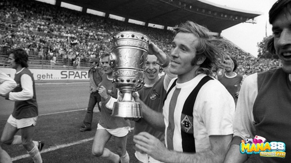 Gunter Netzer có 10 năm thi đấu trong màu áo Monchengladbach