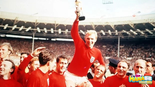 Bobby Moore cùng đội tuyển Anh vô địch WC năm 1966