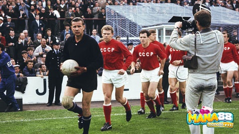 Lev Yashin có những pha cứu thua nhanh nhạy như động vật nhái