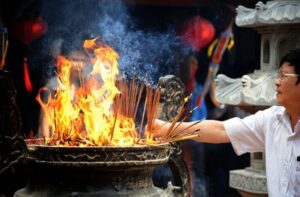 Giải mã giấc mơ thấy bát hương báo điềm gì? Đánh số gì?