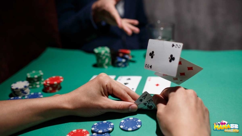 Cùng mana88 tìm hiểu về fold trong poker là gì chuẩn xác 100% nhé 