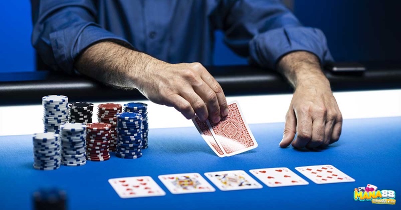 Người chơi nên fold sớm khi cầm bài yếu như 2–7 hoặc 3–9 lệch chất để tránh rủi ro và bảo toàn chip cho các ván sau