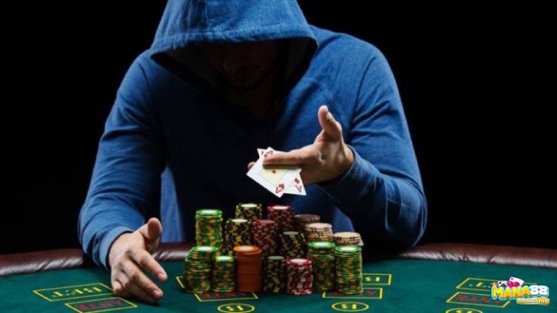 Người chơi poker giỏi fold đúng lúc khi nhận thấy đối thủ có lợi thế, dựa trên việc đọc vị hành vi và kiểu cược của họ