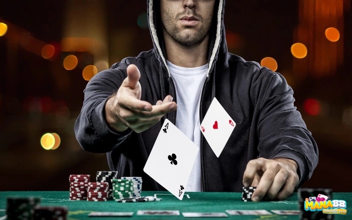 Người chơi poker thông minh biết fold khi bài yếu thay vì cố “đu” pot, giúp tránh thua lỗ do cảm xúc chi phối