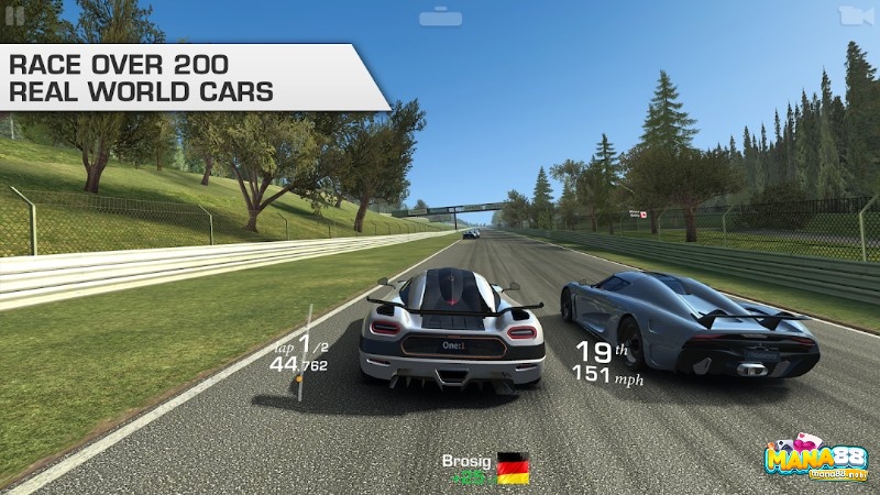 Real Racing 3 tái hiện đua xe chân thực với đồ họa cực kỳ chi tiết.