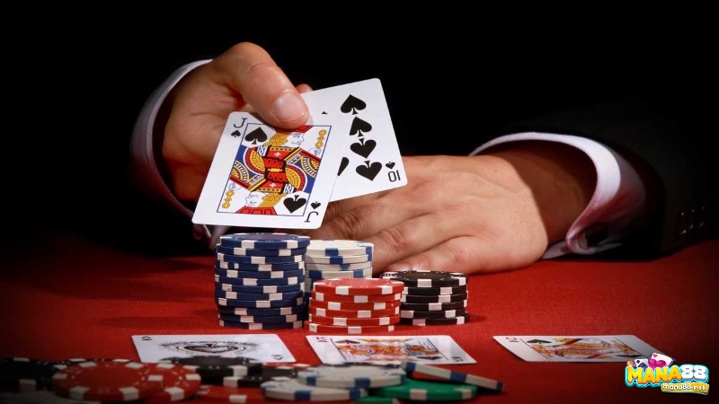 Người chơi poker quan sát hành động và phản ứng của đối thủ để phân loại phong cách chơi, từ đó đưa ra quyết định chiến thuật chính xác hơn