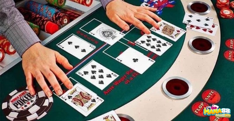 Người chơi poker ở vị trí Dealer có lợi thế lớn nhất khi được hành động sau cùng, dễ quan sát và đưa ra quyết định chính xác hơn