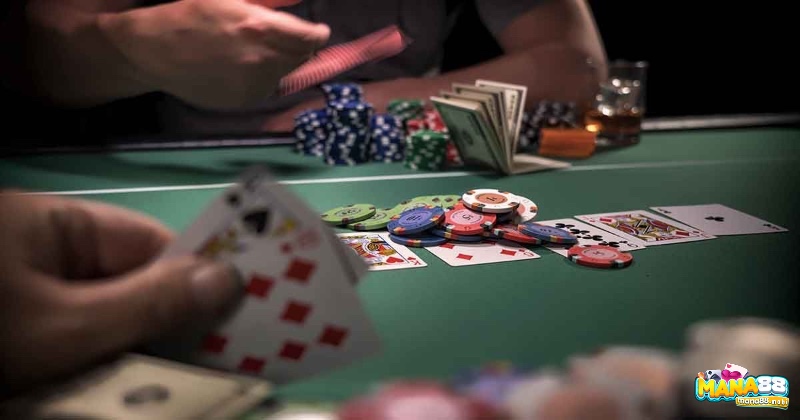 Người chơi poker lựa chọn bài khởi đầu cẩn thận ở vòng Pre-Flop, chỉ theo hoặc tố khi có bài mạnh để tối ưu cơ hội thắng và bảo toàn vốn