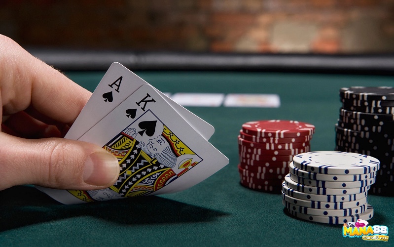 Người chơi poker tính toán Pot Odds sau Flop để quyết định có nên theo cược khi đang đợi bài mạnh, giúp tối ưu xác suất thắng và lợi nhuận dài hạn