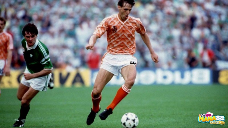 Marco van Basten và cú vô lê huyền thoại tại Euro 1988, biểu tượng của phong cách tấn công tổng lực Hà Lan.