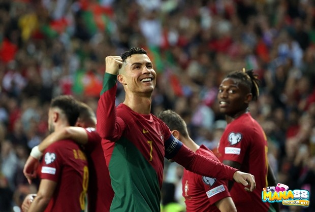 Cristiano Ronaldo ăn mừng bàn thắng tại Euro, biểu tượng của kỷ lục ghi bàn và tinh thần chiến thắng.
