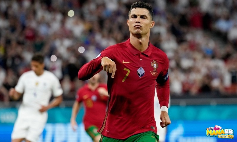 Cristiano Ronaldo giữ kỷ lục ghi bàn với 14 pha lập công cho Bồ Đào Nha.