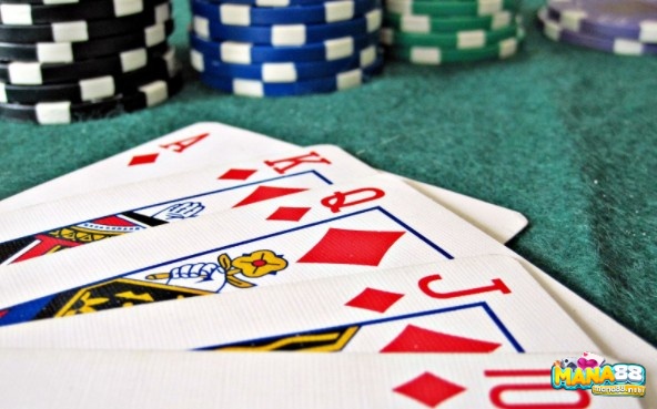 Biết tận dụng lá bài thứ 3 là chiến thuật chơi xì tố gây áp lực lên đối thủ