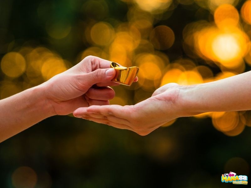 Giải mã giấc mơ thấy người khác cho vàng cùng điềm báo và con số may mắn