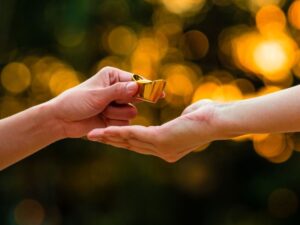 Giải mã giấc mơ thấy người khác cho vàng và con số may mắn